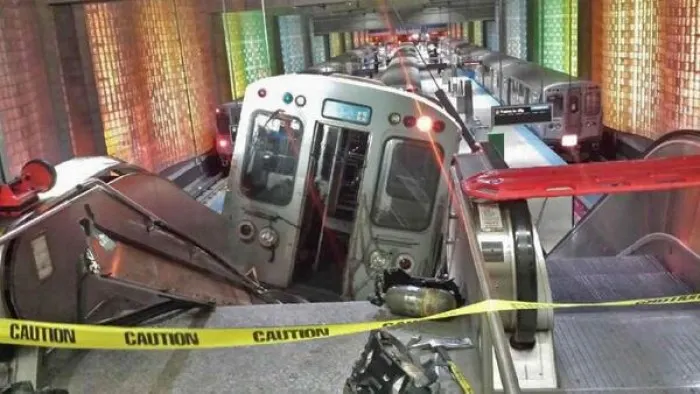 Prima înregistrare cu trenul deraiat la Chicago, care a urcat pe scările rulante