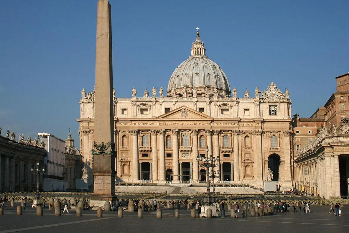 Papa Francisc a decis să nu închidă Banca Vaticanulu