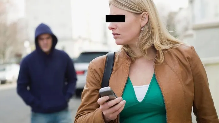 Tânără avocată HĂRŢUITĂ de un bărbat: 3.500 de apeluri anonime şi 250 de MESAJE DEOCHEATE