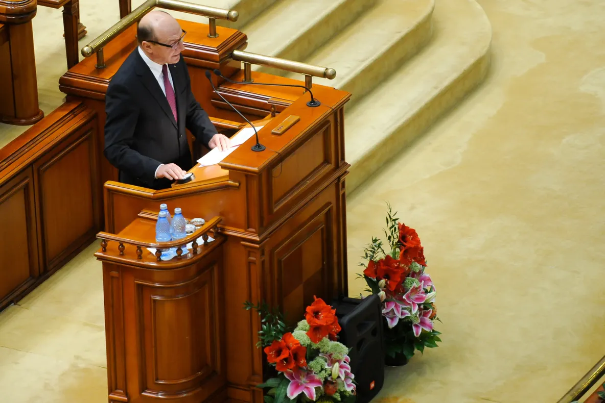 Ponta explică de ce nu a stat cu Băsescu la şedinţa NATO: Stătea în jilţ ca Ştefan cel Mare; ridicol