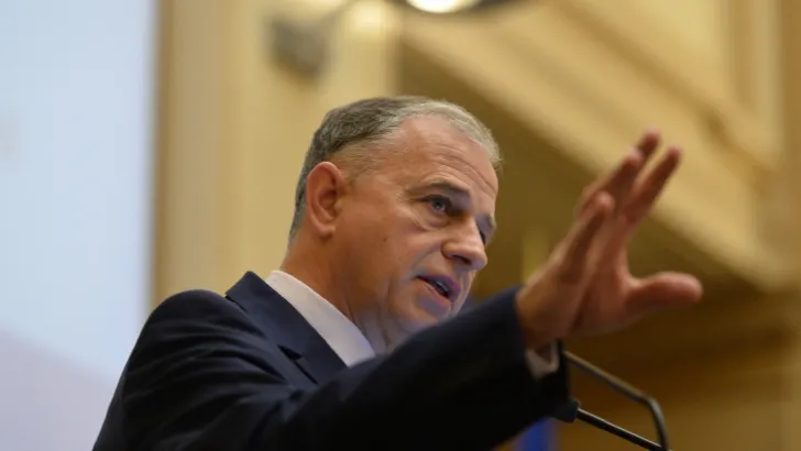 Geoană, de Paşti, pe Facebook: Să nu uităm niciodată că ne unesc dragostea, credinţa, patriotismul