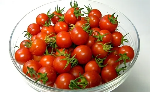 TRUC UIMITOR. Cum să tai roşiile cherry ca un adevărat CHEF