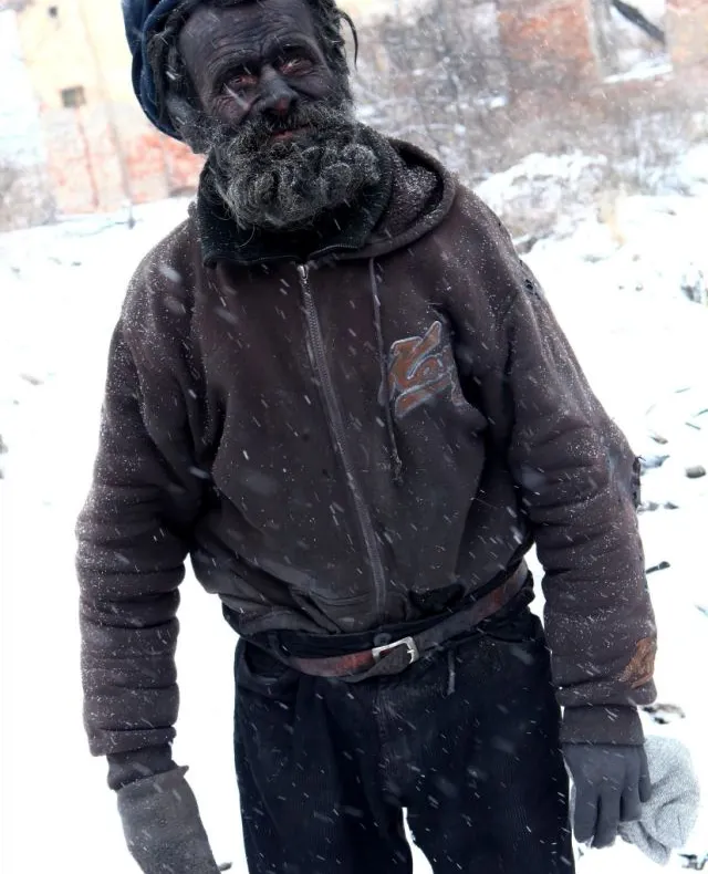 Cehul care doarme în cenuşa fierbinte pentru a se încălzi. Cum arată "cel mai murdar om din Europa"