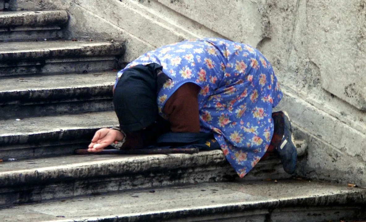 Cerşetoare româncă, ATACATĂ CU PIETRE de către tineri în Stockholm
