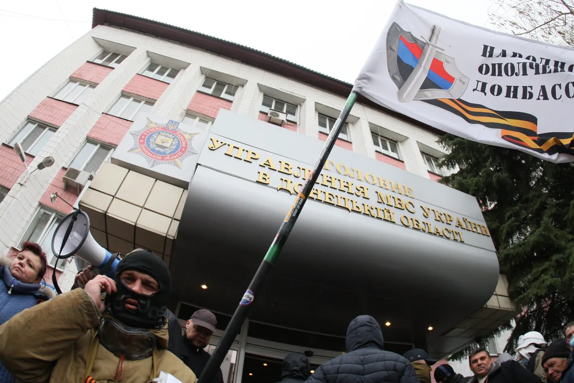 Manifestanţii proruşi lansează un asalt asupra Parchetului regional din Doneţk