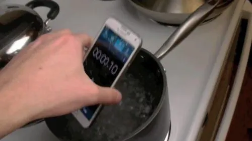 Experiment cu rezultate SURPRINZĂTOARE: Ce se întâmplă  cu un Samsung Galaxy S5 pus la fiert 