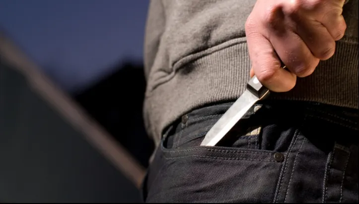 Un adolescent a fost înjunghiat pe stradă în Alba Iulia pentru o bicicletă