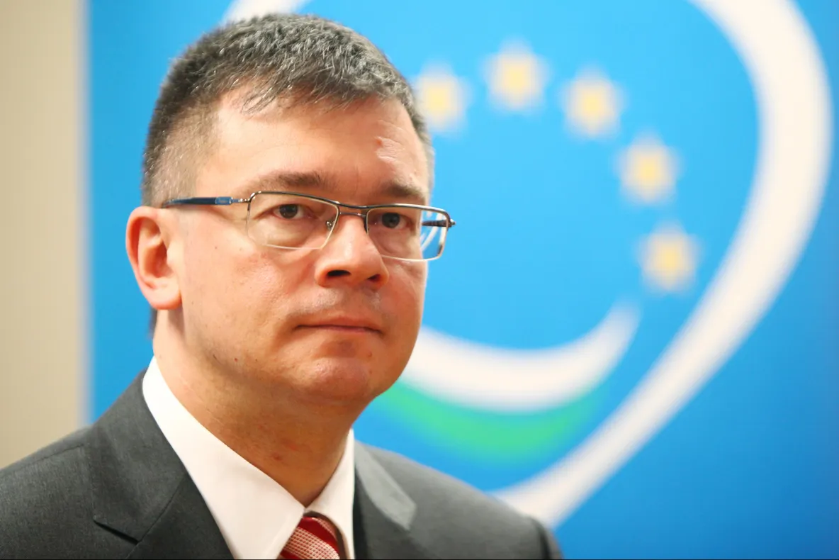 Mihai Răzvan Ungureanu a fost CENZURAT  pe pagina de Facebook a premierului Victor Ponta