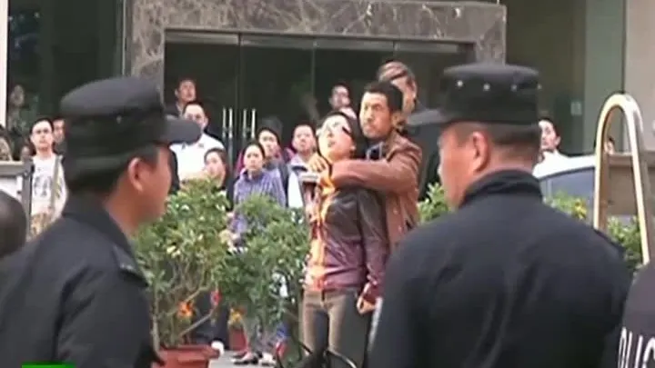 SCENE de GROAZĂ: luată ostatică de pe stradă, salvată de poliţişti. Nu e film de acţiune!