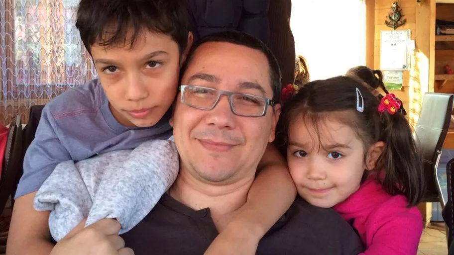 IMAGINI INEDITE cu Victor Ponta în Deltă, alături de copiii lui