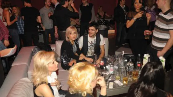 Ce se întâmplă atunci când bem alcool înainte să ne culcăm?