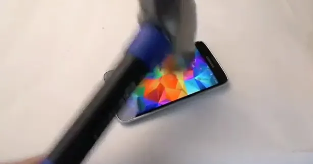 Ce pățește un bărbat care lovește cu ciocanul un smartphone Samsung Galaxy S5