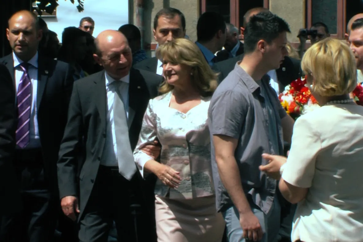 ALEGERILE EUROPARLAMENTARE 2014. Traian Băsescu, aplaudat la ieșirea din secția de votare
