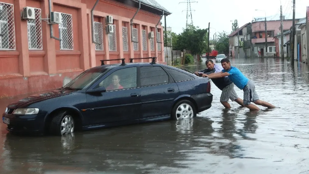 PRĂPĂD la Galaţi. Un cartier întreg SUB APE după o ploaie torenţială