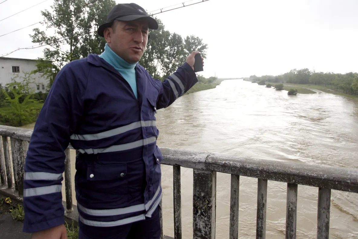 COD ROŞU de inundaţii în Vrancea, Buzău şi Olt. Mai multe localităţi, în calea viiturilor