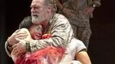 O piesă de SHAKESPEARE, atât de SÂNGEROASĂ, încât provoacă LEŞINURI spectatorilor şi COŞMARURI după