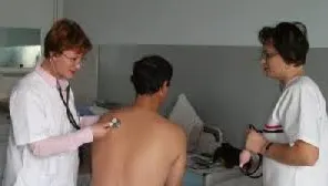 Asistenţii medicali şi moaşele se pot pensiona la 65 de ani