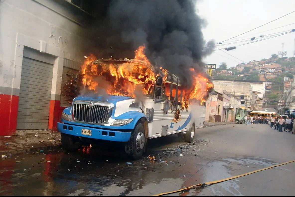TRAGEDIE. Treizeci şi unu de copii au ars de vii într-un autocar, în Columbia