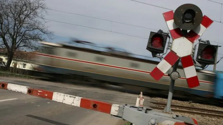 ACCIDENT GRAV. O maşină a fost LOVITĂ ÎN PLIN de un tren şi târâtă 20 de metri