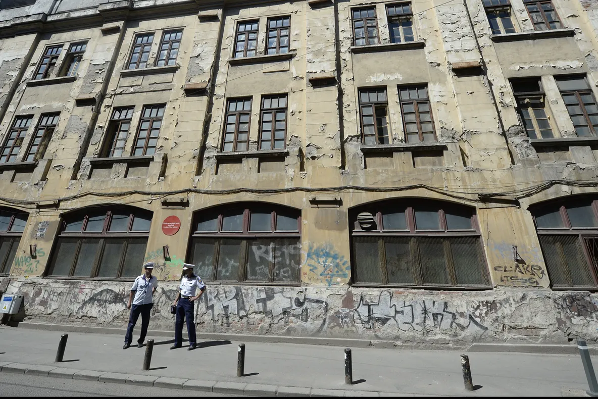 Italienii îi arată lui Oprescu cum să consolideze blocurile cu risc seismic