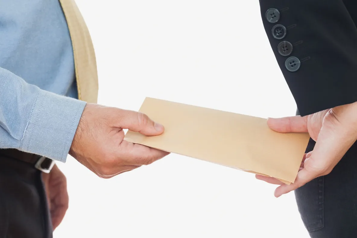 Cei patru judecători de la TB primeau mită direct, prin Western Union sau ca "rată de vacanţă"