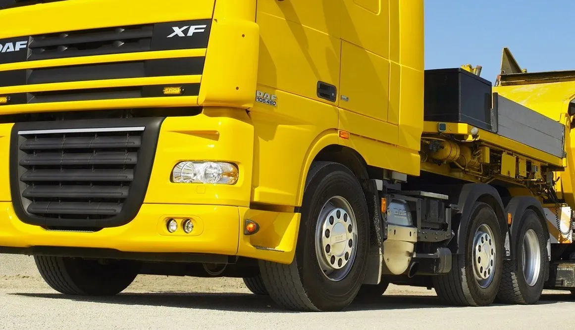 TRAGEDIE LA BUZĂU: O fetiţă de un an şi trei luni A MURIT CĂLCATĂ de un camion sub care se ascunsese