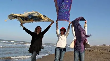 Mii de femei iraniene au postat pe Facebook poze în care nu purtau hijab 
