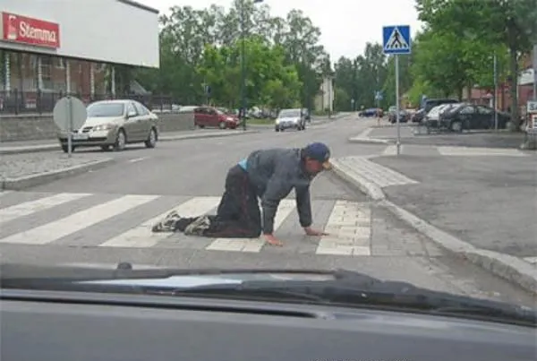 BANCUL ZILEI. Trei inşi, beţi turtă, pe calea ferată