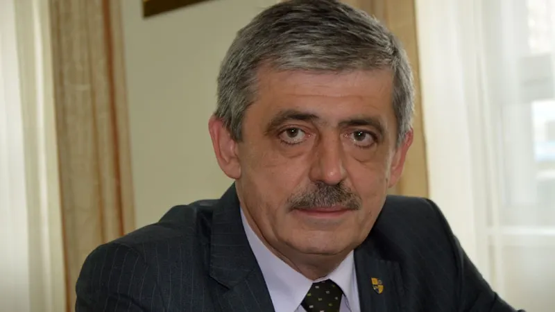 AVEREA LUI UIOREANU: Are case, terenuri şi bani în fonduri de pensie 