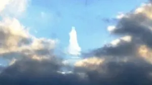 O femeie susține că l-a fotografiat pe Iisus între nori 