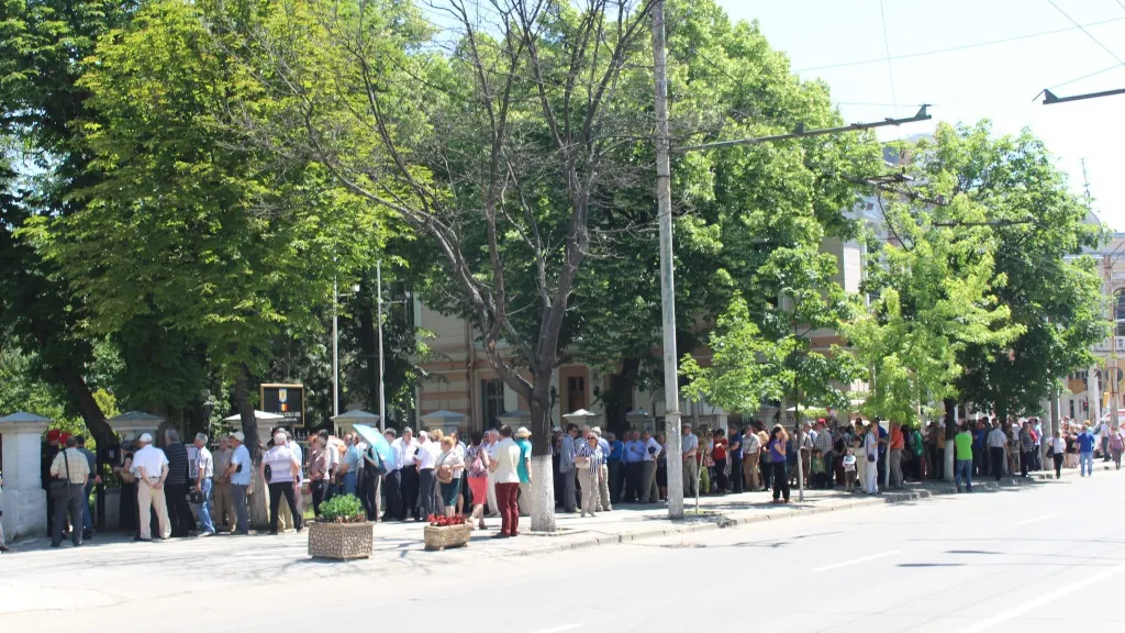 Sute de cetăţeni români din R. Moldova nu au putut vota până la închiderea urnelor