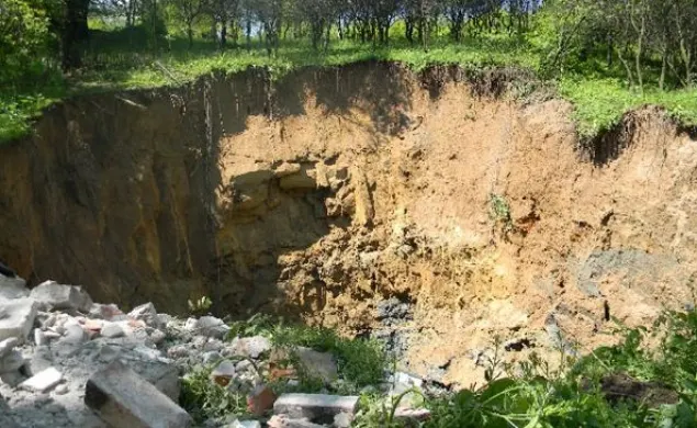 SURPARE MASIVĂ de teren la Lupeni:groapă adâncă de câţiva metri, formată în gospodăria unei familii 