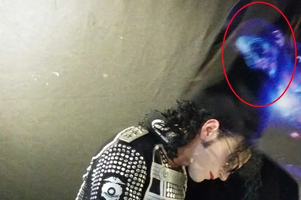 Fotografia care face FURORI pe Internet. "Este fantoma lui Michael Jackson"