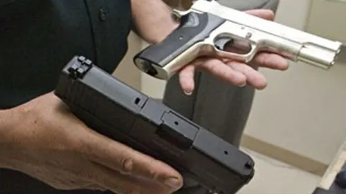 Poliţistul care ŞI-A ÎMPUŞCAT ÎN GÂT UN COLEG de serviciu, cercetat disciplinar