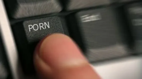 Inginer din Cluj acuzat că a distribuit filmuleţe porno cu copii pe internet, arestat