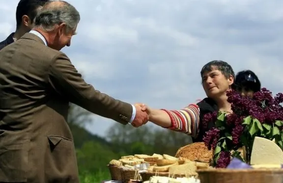 Prințul Charles s-a întâlnit cu sătenii din Valea Zălanului. Ce CADOU a primit pentru nepot