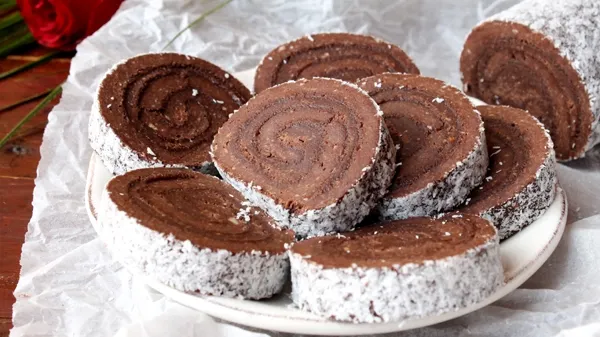 REŢETA ZILEI: Ruladă de biscuiţi cu ciocolată