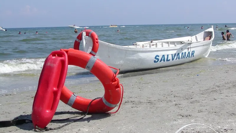 Turist mort pe o plajă din Jupiter. Bărbatul a așteptat ca salvamarii să-și termine programul și s-a avântat în valuri
