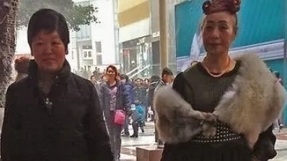 Așa ceva numai în Asia se întâmplă. Două femei, suprinse la plimbare! Este de necrezut
