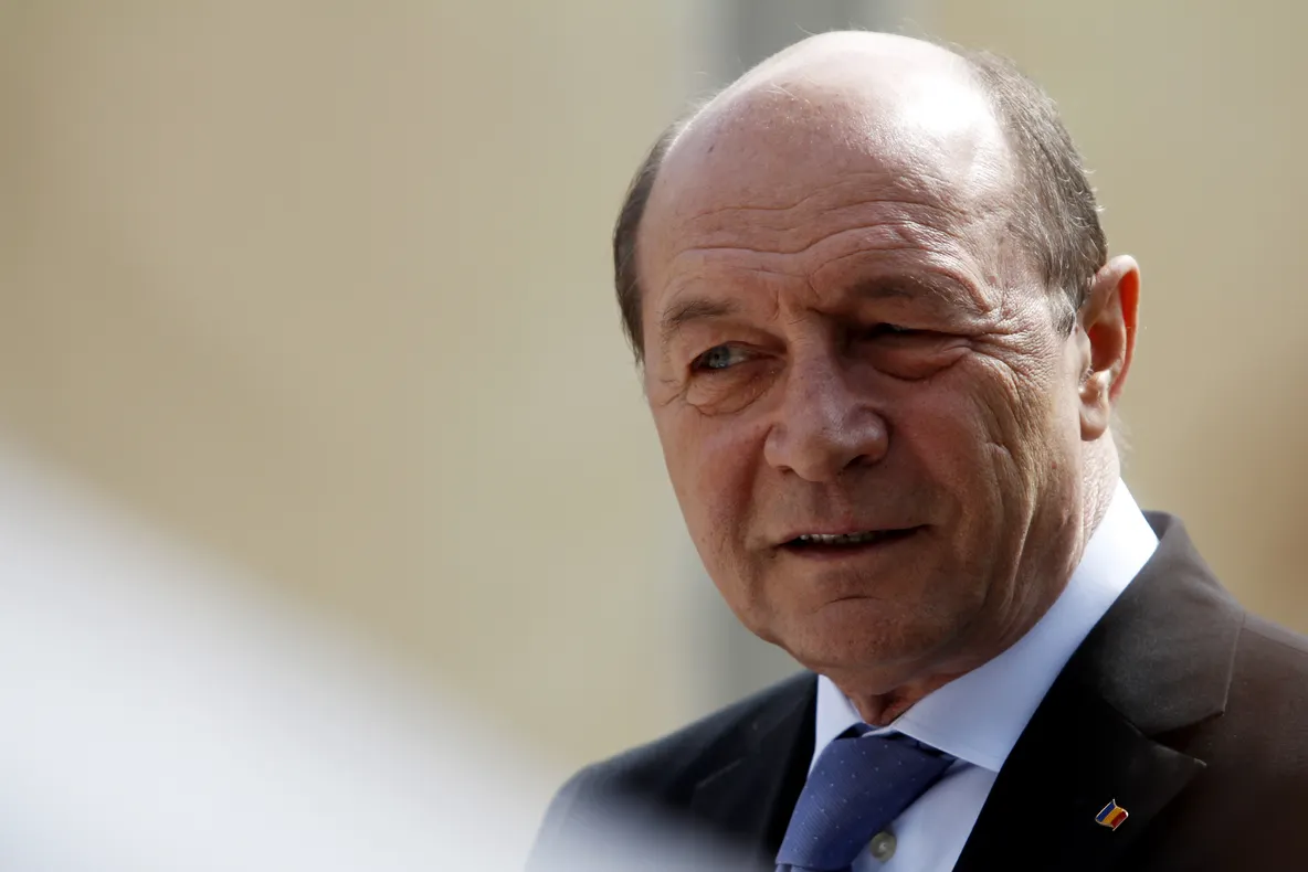 Traian Băsescu:Marele barcagiu Ponta s-a dus la mare să mănânce mazăre,să-i dea portul măscăriciului