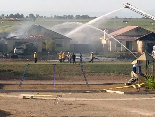 Un AVION de VÂNĂTOARE s-a prăbuşit într-un cartier rezidenţial din California - VIDEO