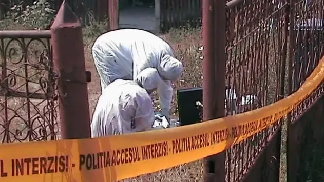 CAZ TRAGIC în Gorj: A căzut pe o sapă şi şi-a tăiat gâtul
