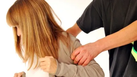 Trei persoane care racolau tinere pe care le obligau să se prostitueze, reţinute