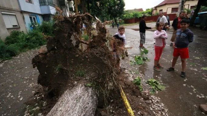 Furtună puternică în București și în alte județe 