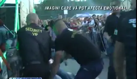 IMAGINI ŞOCANTE la un concert din Timişoara. Un tânăr, SNOPIT ÎN BĂTAIE de agenţii de pază