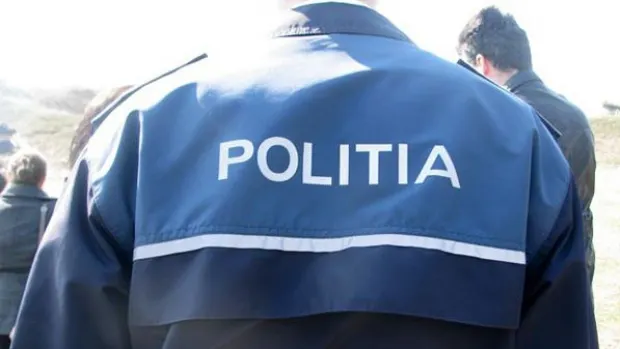 Vaslui: Anchetă în cazul unui poliţist care a ajuns îmbrăcat într-un bazin, împins de un angajat ISU