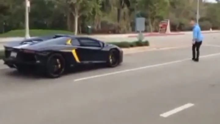 RĂZBUNAREA PIETONULUI pe un BOLID de 700 de cai putere: n-ai mai văzut aşa ceva!