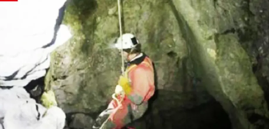 Clipe dramatice trăite de un speolog rănit într-o grotă, la 1.000 m adâncime 