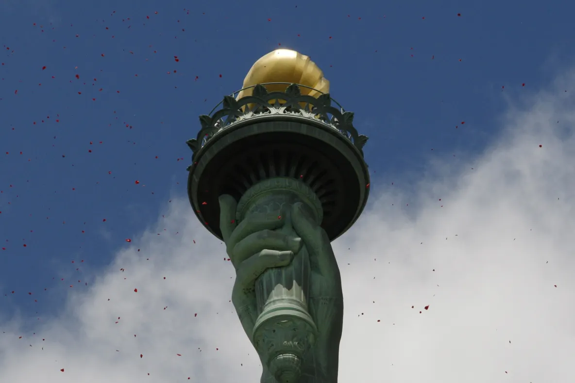 Aniversarea Debarcării din Normandia: Un milion de petale de trandafiri, deasupra Statuii Libertăţii