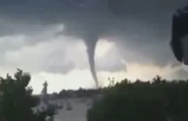 TORNADĂ la Istanbul: suburbiile, lovite în plin
